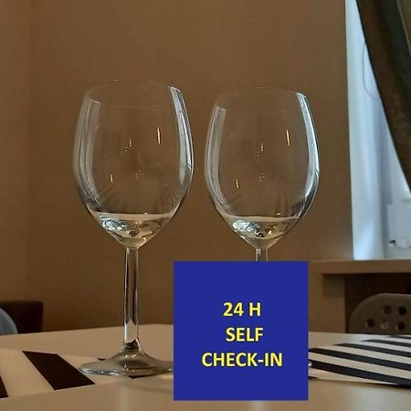 ポズナンSelf Check-In Targi Lotnisko Parking Bアパートメント エクステリア 写真